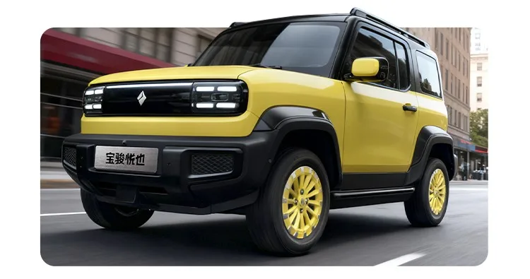 Baojun Yep w kolorze żółtym, widok pod kątem trzy czwarte od przodu podczas jazdy ulicą miasta