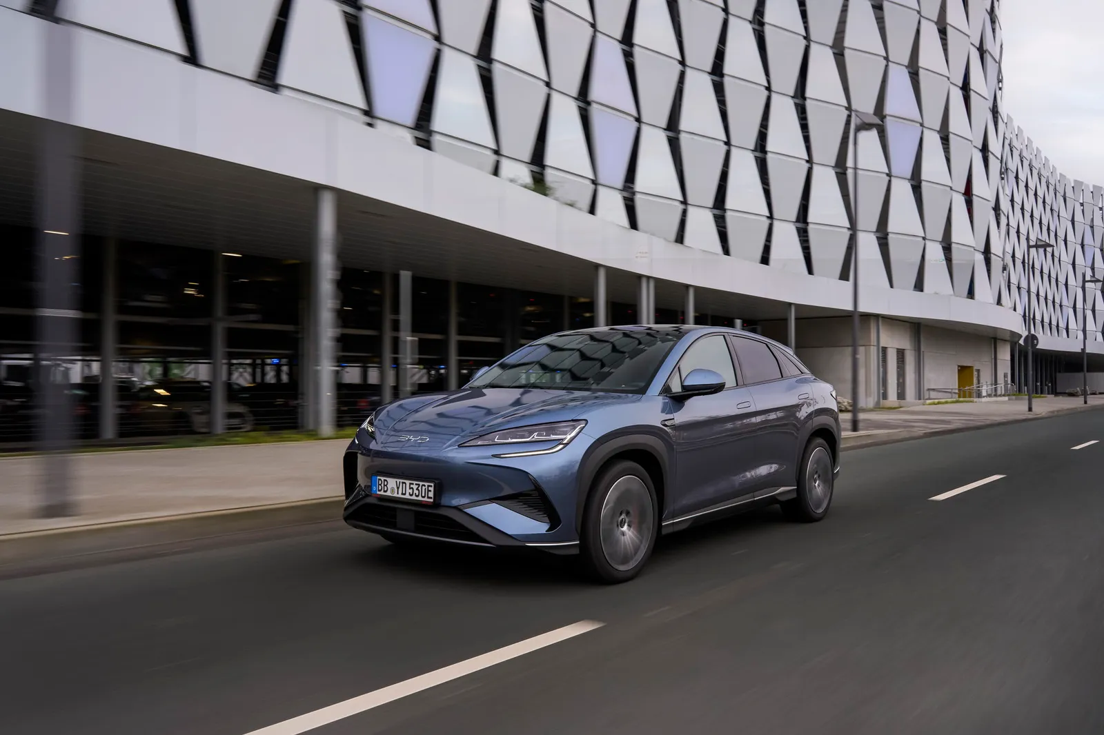 BYD Sealion 7 z boku podczas jazdy, widoczna linia nadwozia i kształt sylwetki SUV-a