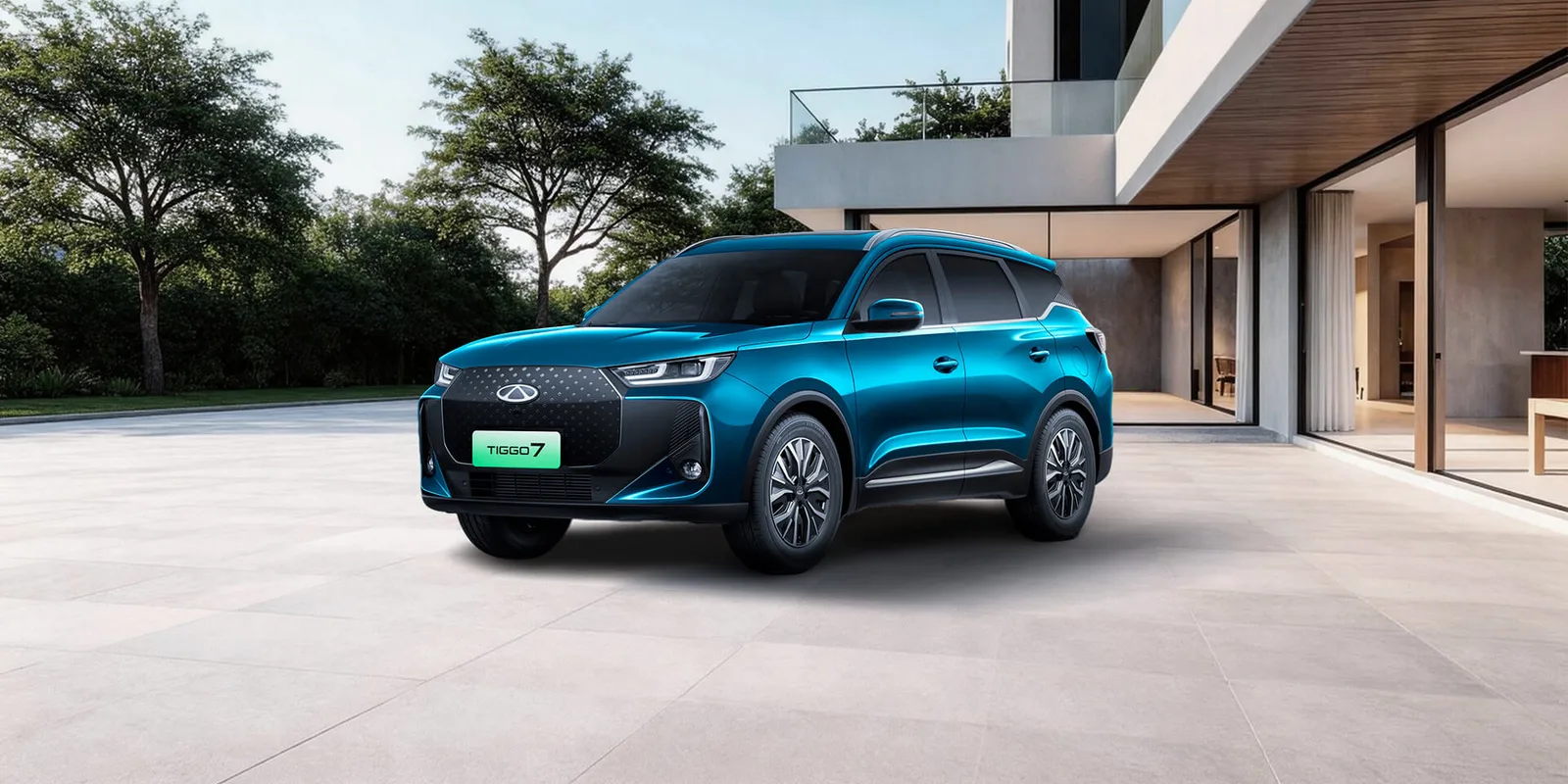 Chery Tiggo 7 w kolorze grafitowym, widok od tyłu pod kątem, na plaży w scenerii biwakowej z namiotem