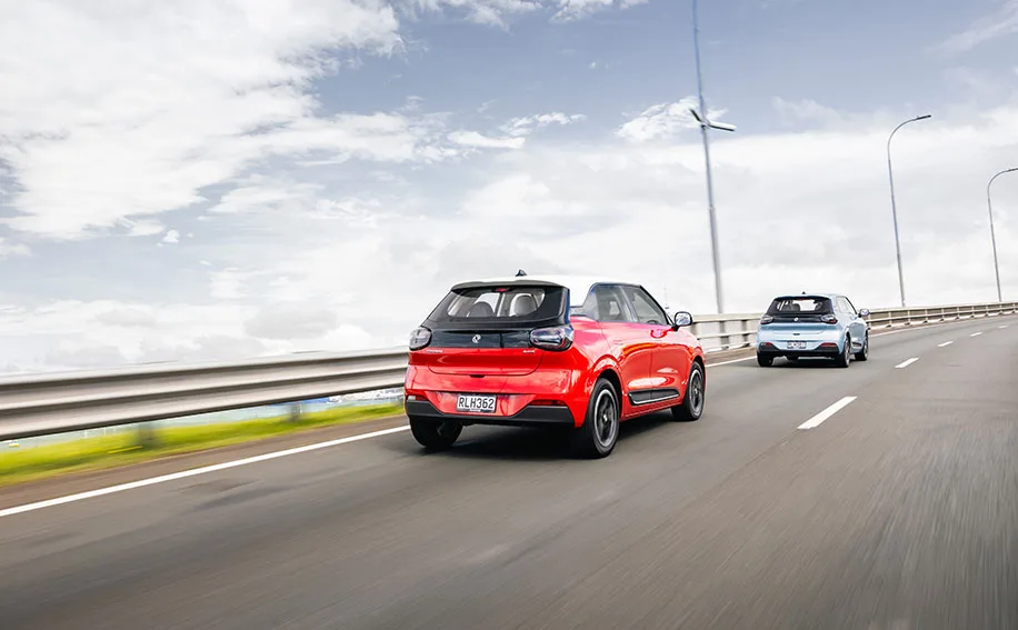 Czerwony Dongfeng Box od tyłu podczas jazdy po autostradzie, w tle jasnoniebieski egzemplarz