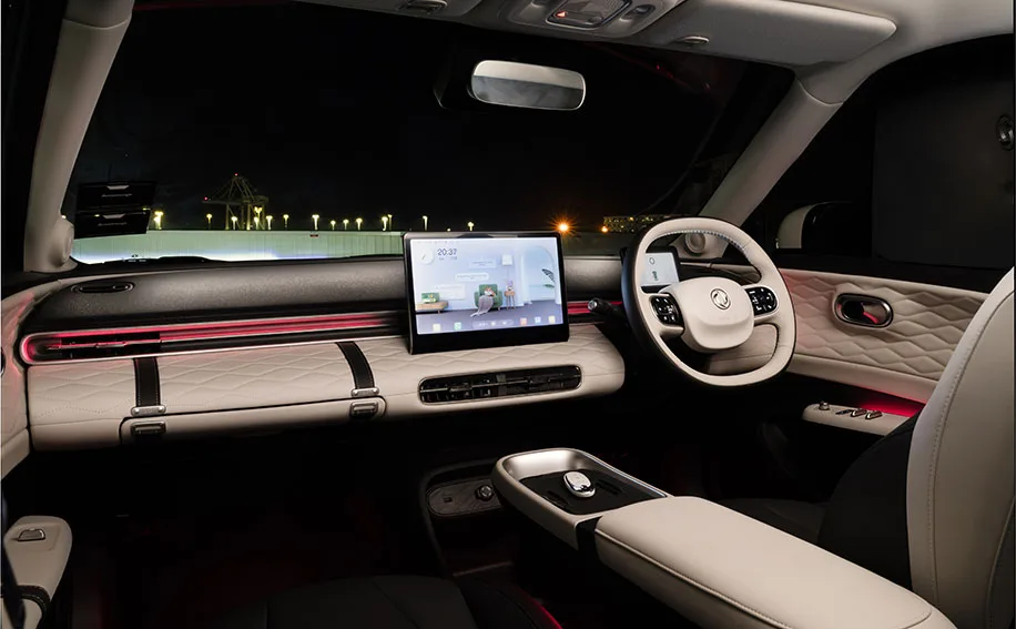 Wnętrze Dongfeng Box nocą — podświetlona ambientowo deska rozdzielcza i kierownica