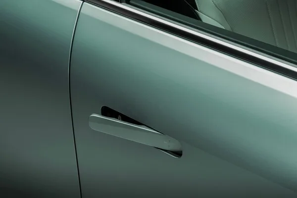 Zbliżenie na klamkę drzwi Geely EX5 Max w kolorze jadeitowej zieleni