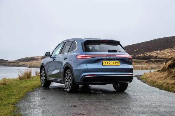 Geely Starray EM-i widok od tyłu w 3/4, zaparkowany nad brzegiem jeziora