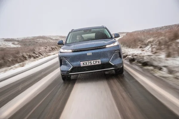 Geely Starray EM-i w ruchu, widok od przodu na ośnieżonej drodze
