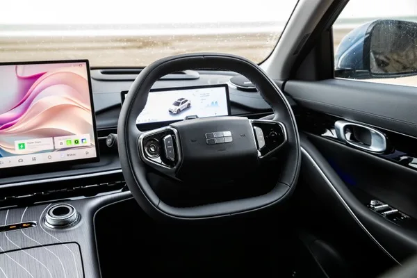 Wnętrze Geely Starray EM-i — kierownica, ekran centralny i cyfrowy zegar kierowcy