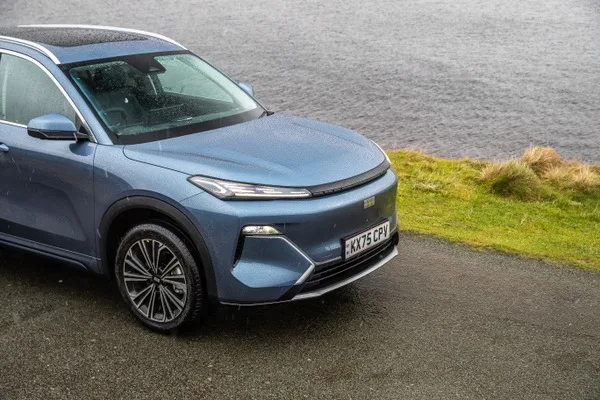 Zbliżenie na przedni reflektor i felgę Geely Starray EM-i nad brzegiem jeziora