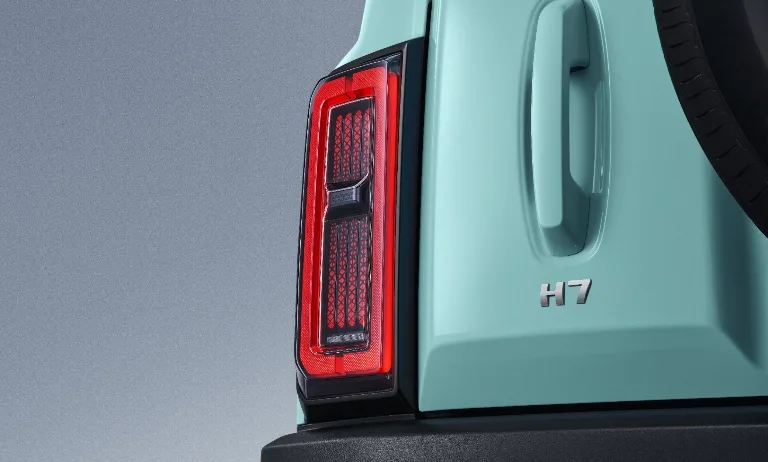Haval H7 - detal tylnej lampy z oznaczeniem modelu H7