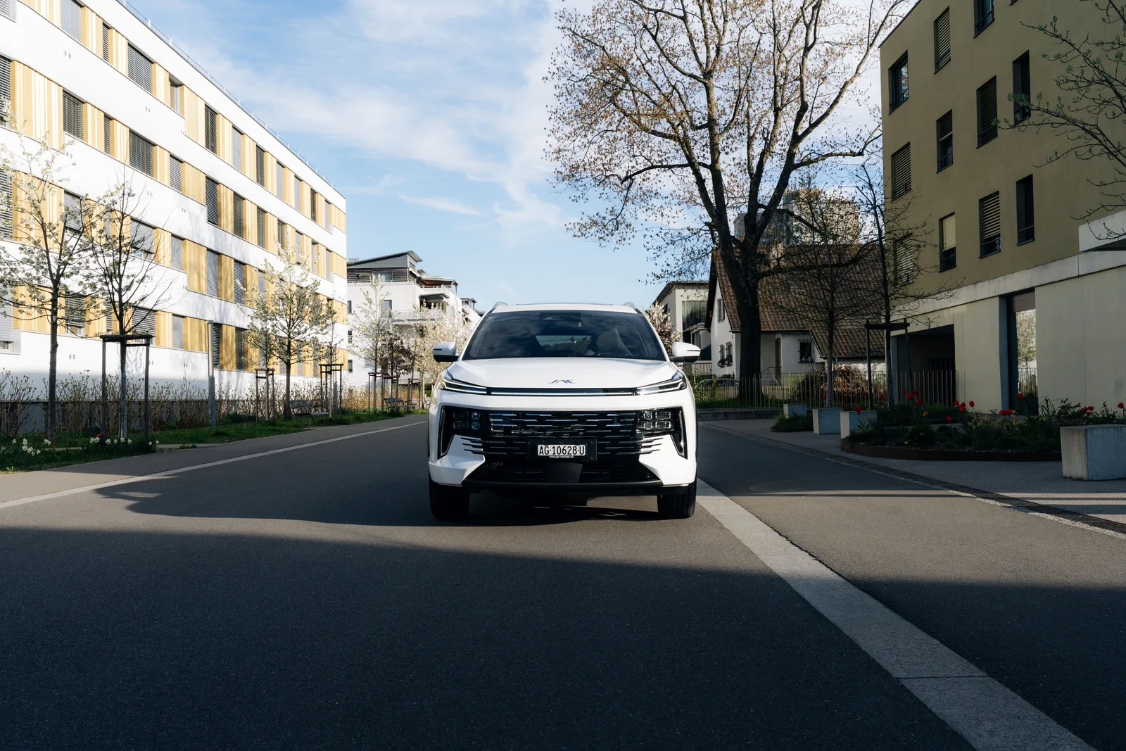 JAC JS6 PHEV od przodu pod kątem 3/4, studyjne zdjęcie prasowe