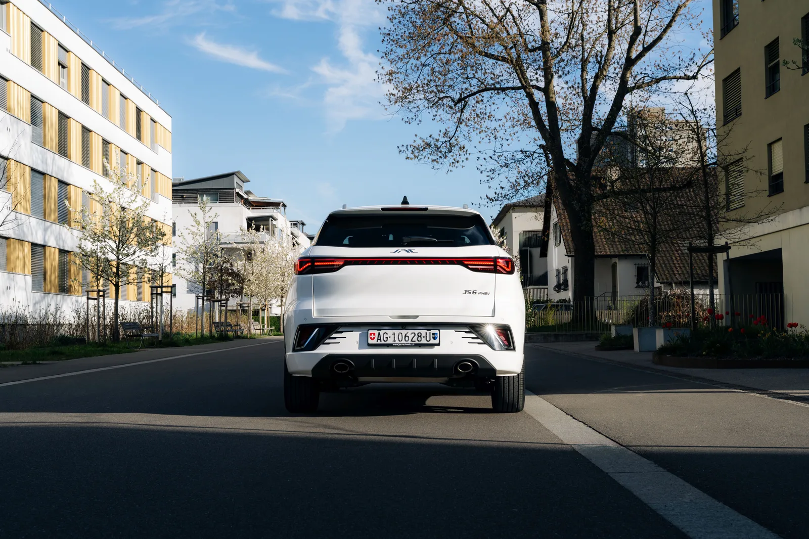 JAC JS6 PHEV od tyłu pod kątem 3/4, studyjne zdjęcie prasowe