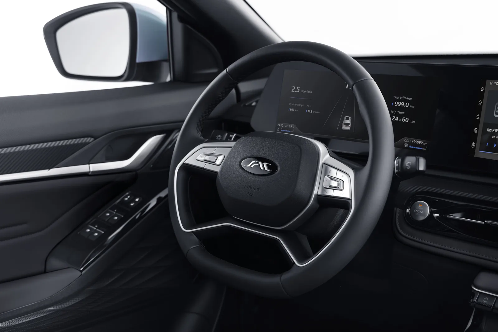 Wnętrze JAC JS6 PHEV — konsola centralna i ekran multimedialny