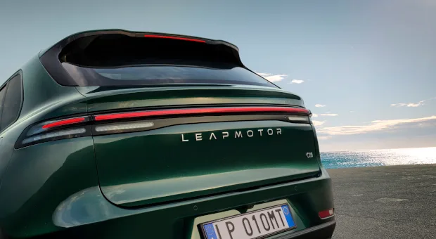 Leapmotor C10 od tyłu, zielony lakier, zdjęcie plenerowe nad morzem