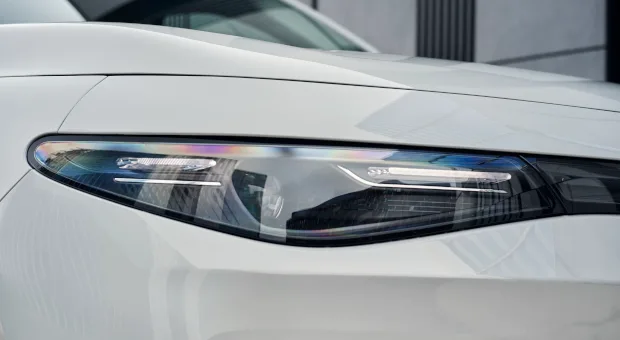 Leapmotor C10, zbliżenie na reflektor przedni, biały lakier