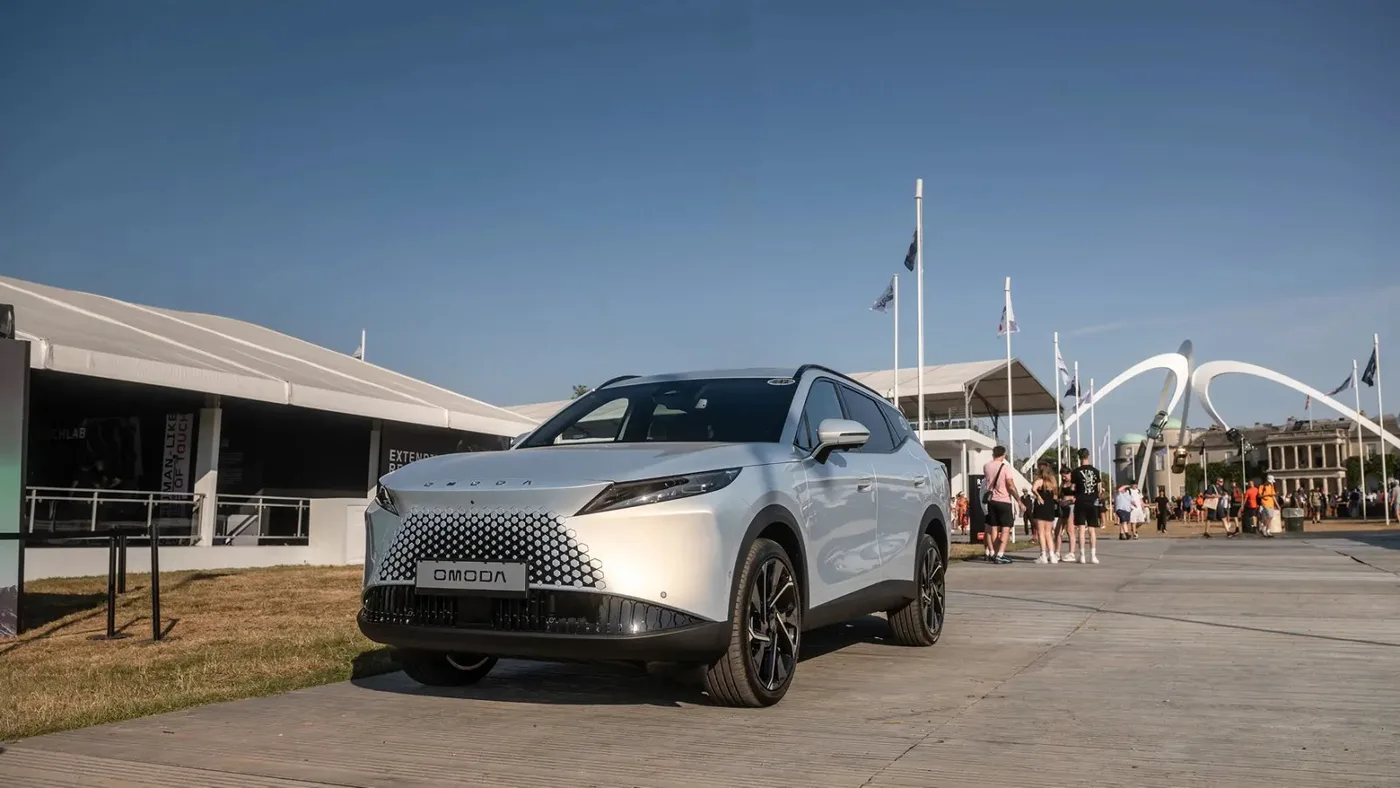 Omoda 7 wystawiona na Goodwood Festival of Speed, zwiedzający w tle