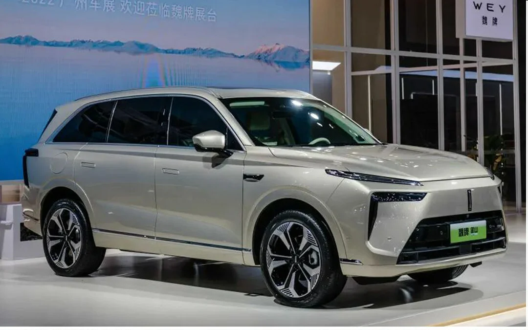 Wey Lanshan (魏牌 蓝山) w kolorze szampańskim na stoisku targowym podczas Auto Guangzhou 2022, widok przód-profil