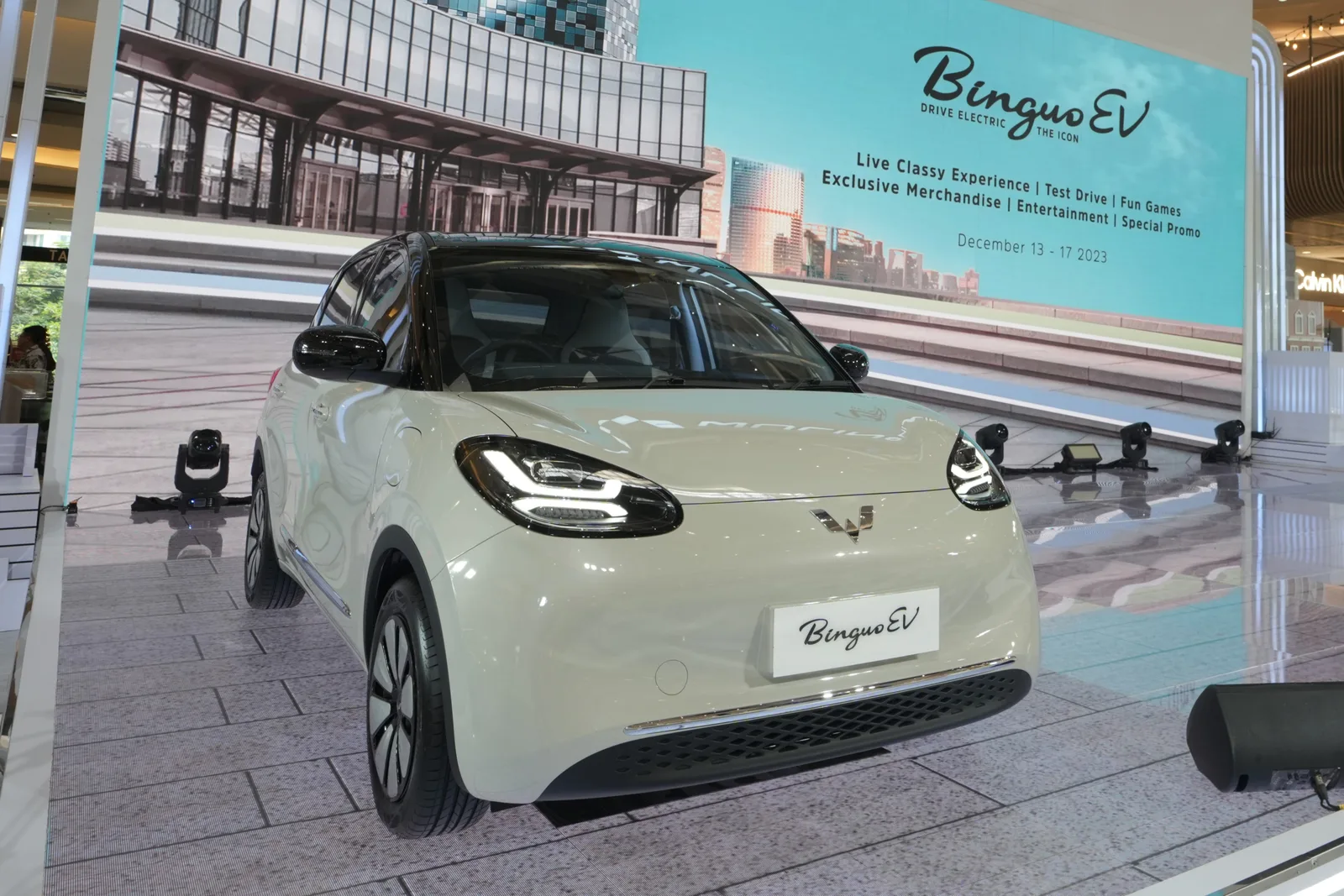 Wuling Bingo (BinguoEV) w kolorze kremowym, widok od przodu pod kątem 3/4, zdjęcie z prezentacji prasowej w centrum handlowym