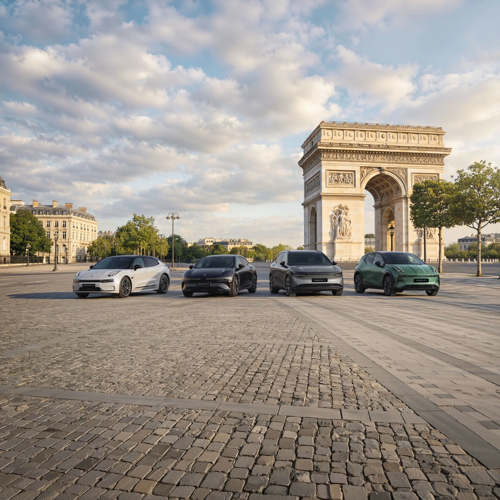 Zeekr 9X (zielony, po prawej) wraz z innymi modelami Zeekr na Place Charles de Gaulle w Paryżu, w tle Łuk Triumfalny